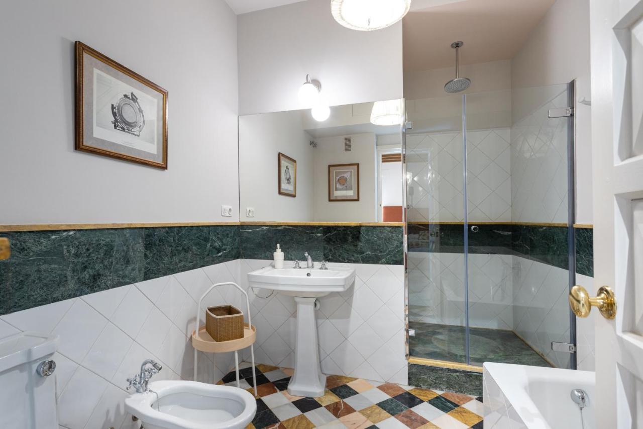 Genteel Home Campamento Sevilla Bagian luar foto